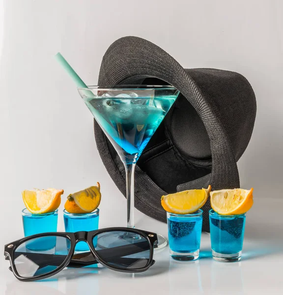Färgglad drink i ett Martiniglas, blå och grön kombination, f — Stockfoto