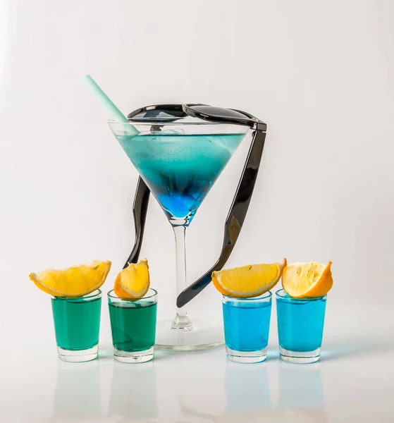 Kolorowy drink martini szkła, połączenie niebieski i zielony, f — Zdjęcie stockowe