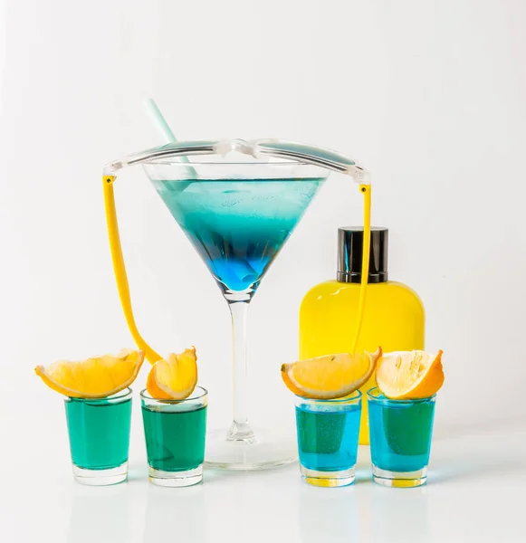 다채로운 음료 마티니 유리, 파란색과 녹색 조합, f — 스톡 사진