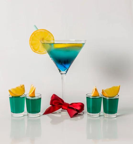 Красочный напиток в бокале мартини, синий и зеленый комбинации, ф — стоковое фото
