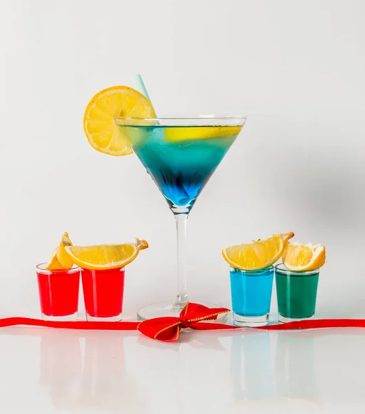 Kolorowy drink martini szkła, połączenie niebieski i zielony, f — Zdjęcie stockowe
