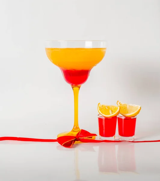 Bebida colorida en un vaso de margarita, combinación roja y naranja , — Foto de Stock