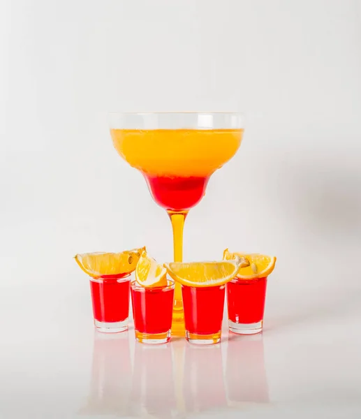 Kolorowy napój w połączeniu ze szkła, czerwone i pomarańczowe margarita, — Zdjęcie stockowe