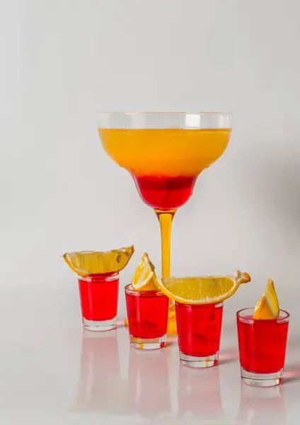 Kleurrijk drankje in een margarita glazen, rood en oranje combinatie, — Stockfoto