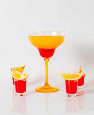 Bir margarita cam, kırmızı ve turuncu birlikte renkli içki,