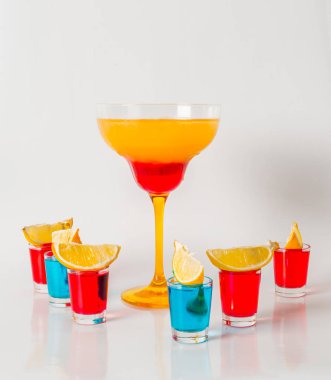 Bir margarita cam, kırmızı ve turuncu birlikte renkli içki,