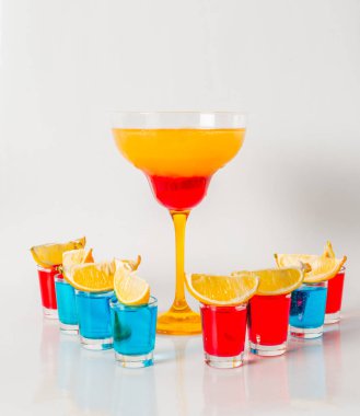 Bir margarita cam, kırmızı ve turuncu birlikte renkli içki,