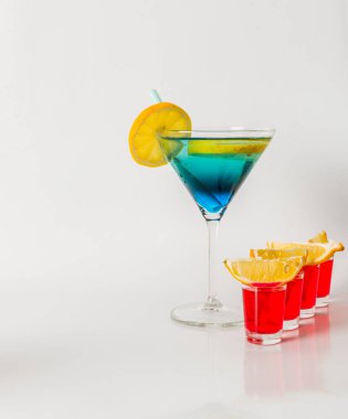 Renkli içki bir martini cam, mavi ve yeşil kombinasyonu, f