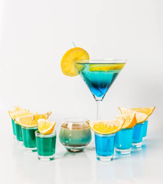 Bir martini cam, mavi ve yeşil birlikte, n renkli içki