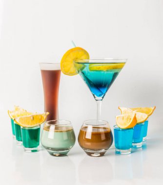 Bir martini cam, mavi ve yeşil birlikte, n renkli içki
