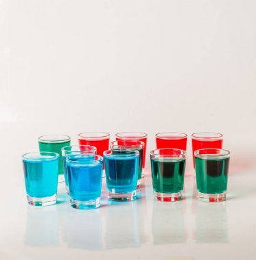 Mavi, yeşil ve kırmızı kamikaze, göz alıcı içecekler, gözlüklü mix