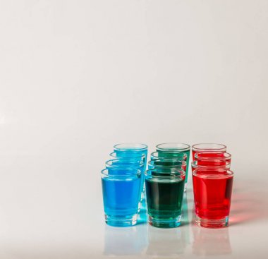 Mavi, yeşil ve kırmızı kamikaze, göz alıcı içecekler, gözlüklü mix