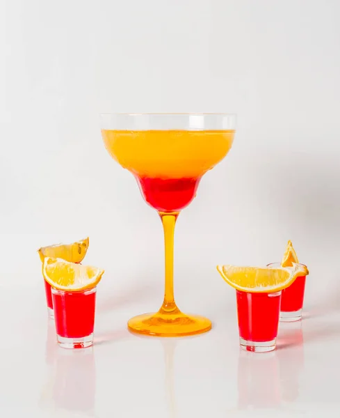 Färgglad drink i en margarita glas, rött och orange kombination, — Stockfoto