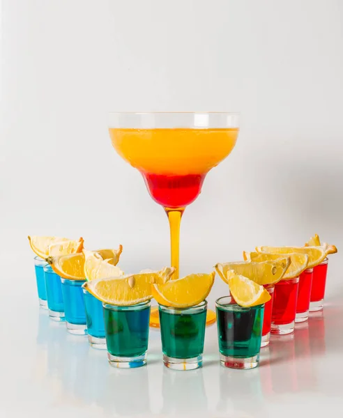 Kolorowy napój w połączeniu ze szkła, czerwone i pomarańczowe margarita, — Zdjęcie stockowe