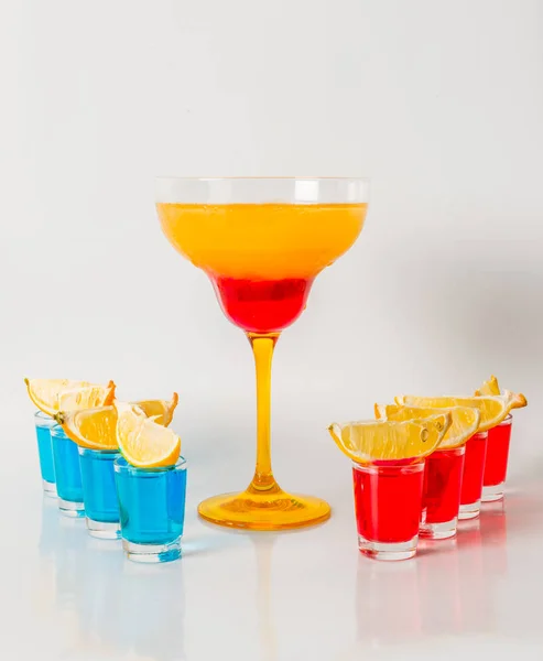 Bebida colorida en un vaso de margarita, combinación roja y naranja , — Foto de Stock