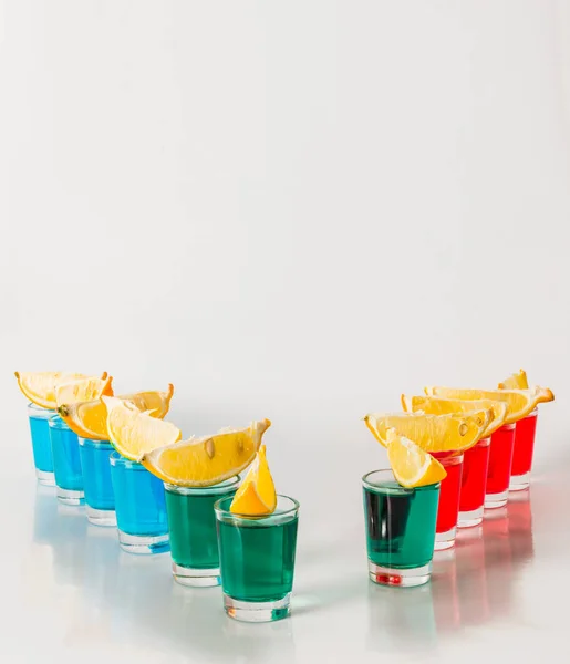 On atış içecekler, kırmızı, mavi ve yeşil kamikaze, çeyrek renk — Stok fotoğraf