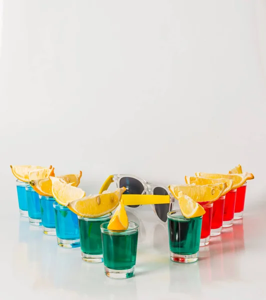Onze bebidas de tiro a cores, kamikaze vermelho, azul e verde, quartos — Fotografia de Stock