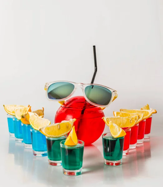 Exotisk drink i bollformade glas, elva drycker i ett shotglas — Stockfoto