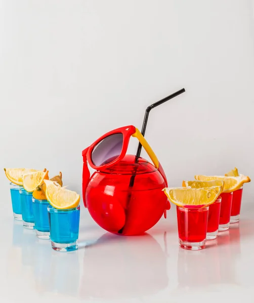 Exotisk drink i bollformade glas, åtta drycker i ett shotglass — Stockfoto