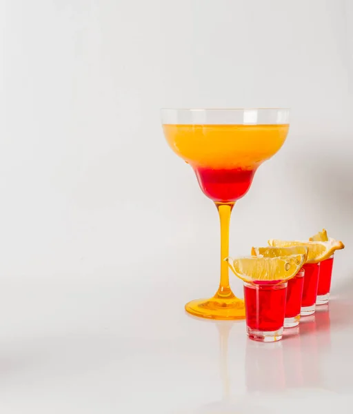 Bebida colorida en un vaso de margarita, combinación roja y naranja , —  Fotos de Stock