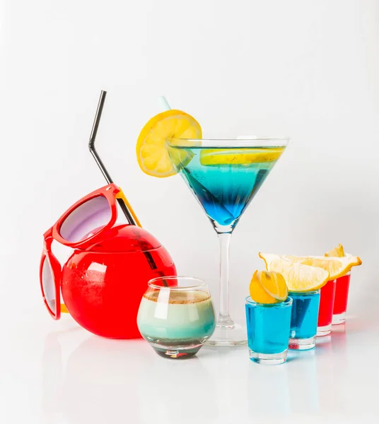 Renkli içki bir martini cam, mavi ve yeşil kombinasyonu, f — Stok fotoğraf