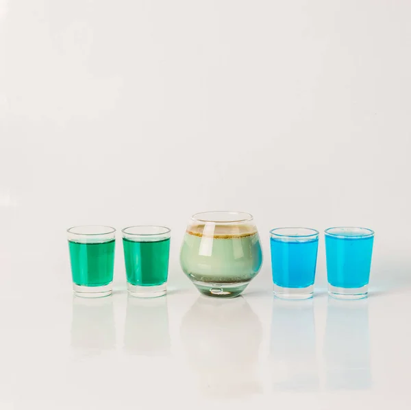 5 色のドリンク ショット、異なるガラス形状、ブルー、グリーン、 — ストック写真
