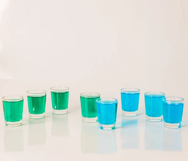 Bril met blauwe en groene kamikaze, glamoureuze dranken, gemengde dr — Stockfoto