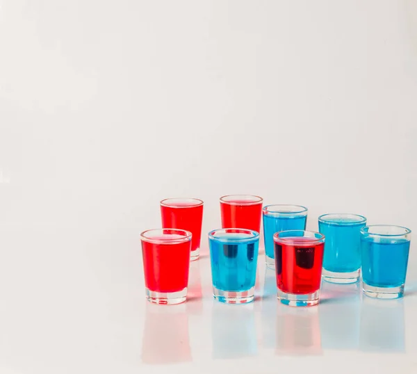 Gafas con kamikaze azul y rojo, bebidas glamorosas, drin mixto — Foto de Stock