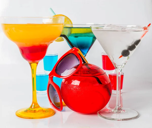 Conjunto de bebidas de color, diferentes formas de vasos, tragos — Foto de Stock