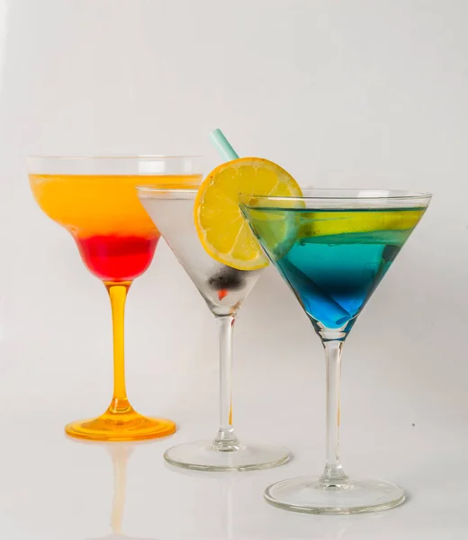 Ensemble de boissons de couleur, différentes formes de verres, ensemble de boissons — Photo