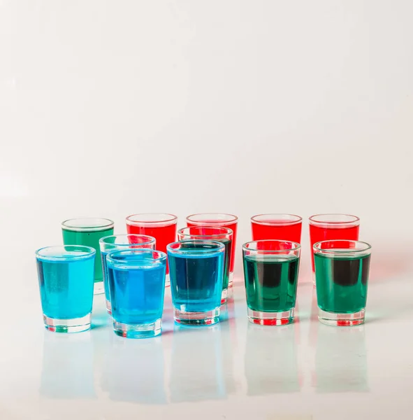 Bril met blauwe, groene en rode kamikaze, glamoureuze dranken, meng — Stockfoto