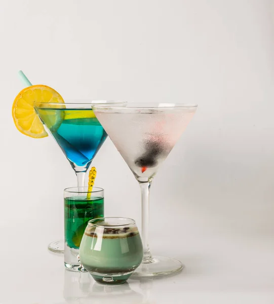 Set de bebidas de color, diferentes formas de vasos, set de bebidas — Foto de Stock