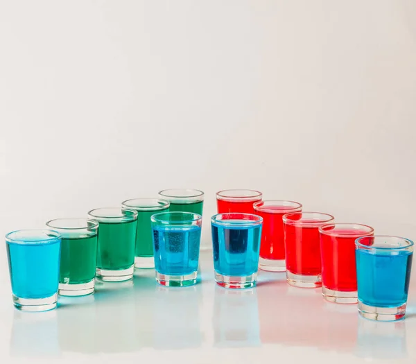 Óculos com kamikaze azul, verde e vermelho, bebidas glamourosas, mistura — Fotografia de Stock
