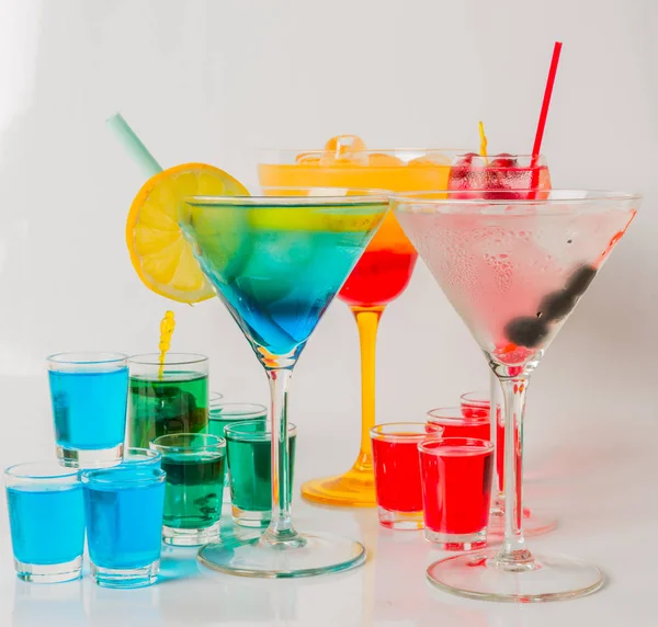 Набір кольорових напоїв, різні форми окулярів, набір напоїв — стокове фото