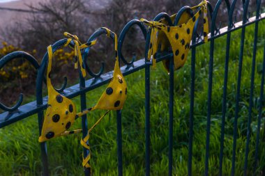 Bir sahil köyü, sembolik el bir korkuluk üzerinde metal süs