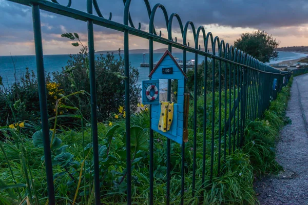 Ornamento in metallo su una balaustra in una città costiera, un ele simbolico — Foto Stock