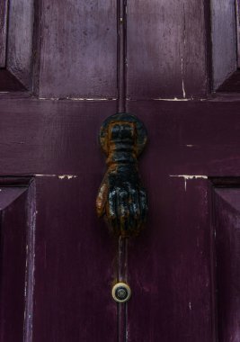 eski döküm tokmağı mor bir kapı, bir yandan şeklinde r