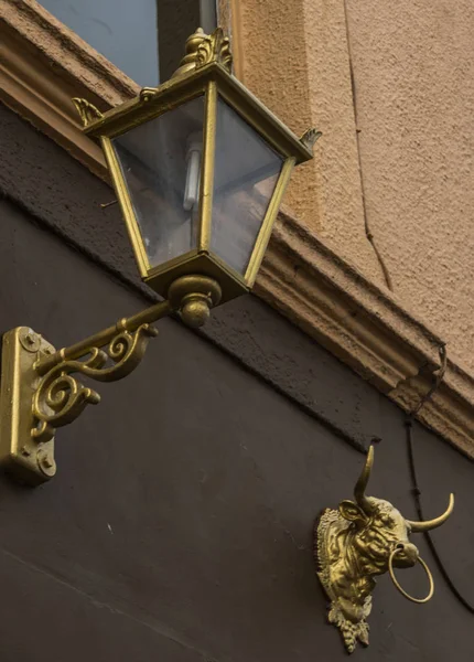 Bela decoração no edifício, cabeça de touro de ouro, decoração em t — Fotografia de Stock