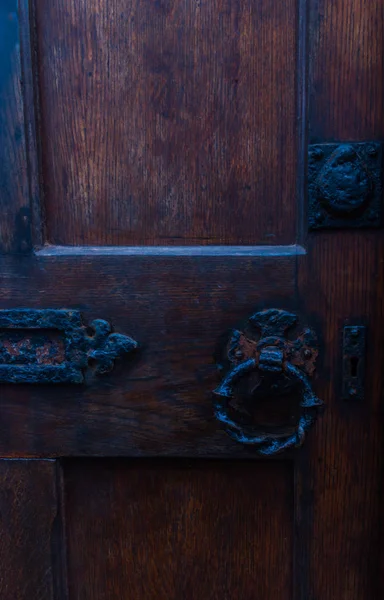 Ancienne poignée de porte en fer sur porte naturelle marron, décoration rouillée sur — Photo