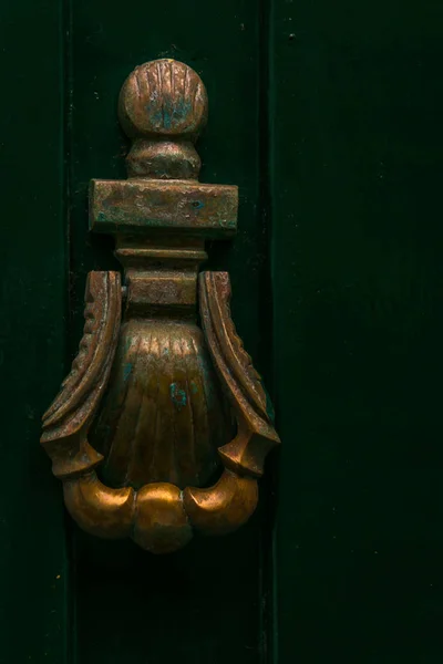 Batedor de latão na porta verde, bela combinação de greene — Fotografia de Stock