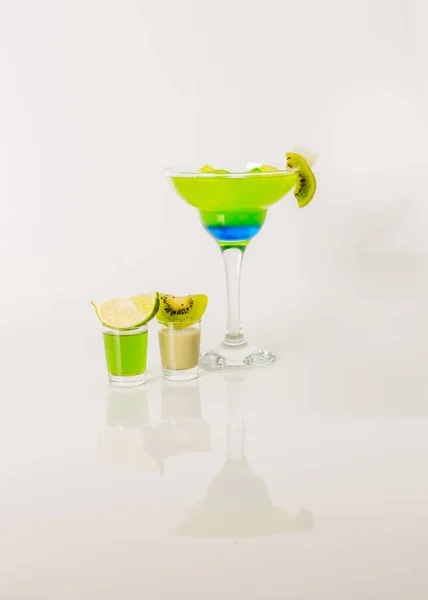 Bebida colorida em um copo de margarita, combinação azul e verde , — Fotografia de Stock
