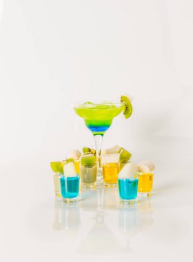 Bir margarita cam, mavi ve yeşil birlikte renkli içki,