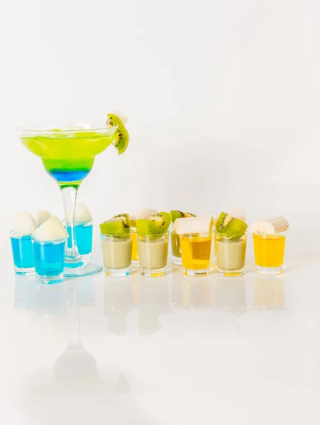 五颜六色的饮料在玛格丽塔玻璃、 蓝色和绿色组合, — 图库照片