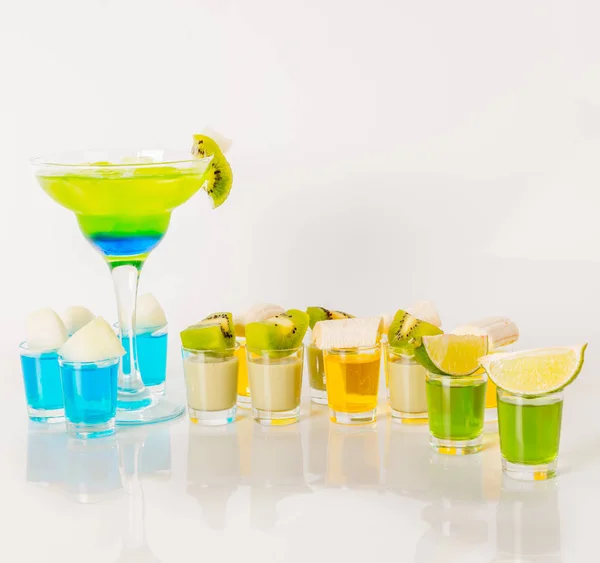 Bebida colorida en un vaso de margarita, combinación azul y verde , — Foto de Stock