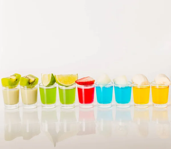 ショット グラス、青、緑、赤、黄色、クリーミーなドリンクを色します。 — ストック写真