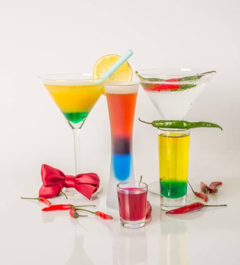 Renkli kümesi zeytin ve pe ile dekore edilmiş içki içecekler, renk