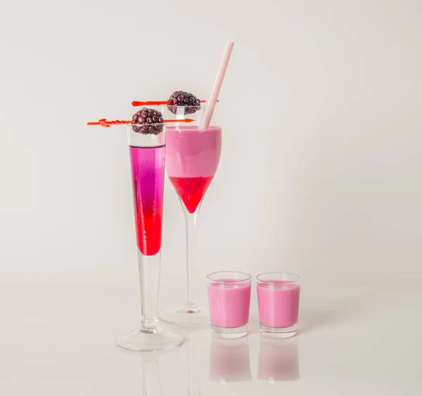 Colorido conjunto de bebidas, bebida de color decorado con fruta, sungla — Foto de Stock