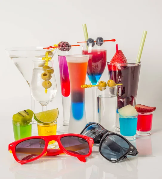 Kolorowy zestaw napojów, ozdobione kolor napój owoc, sungla — Zdjęcie stockowe