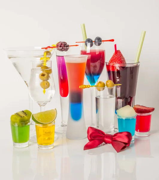Färgstark uppsättning drycker, färg drink dekorerad med frukt, sungla — Stockfoto