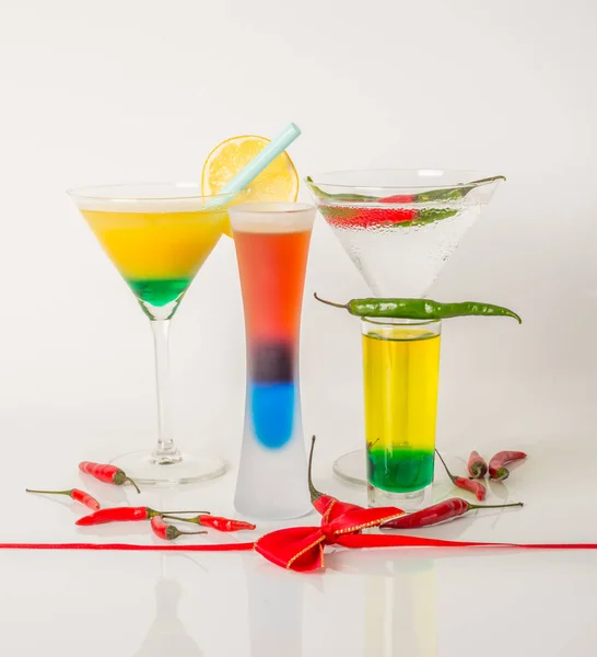 Színes szett italok, színes italt díszített olajbogyó és pe — Stock Fotó